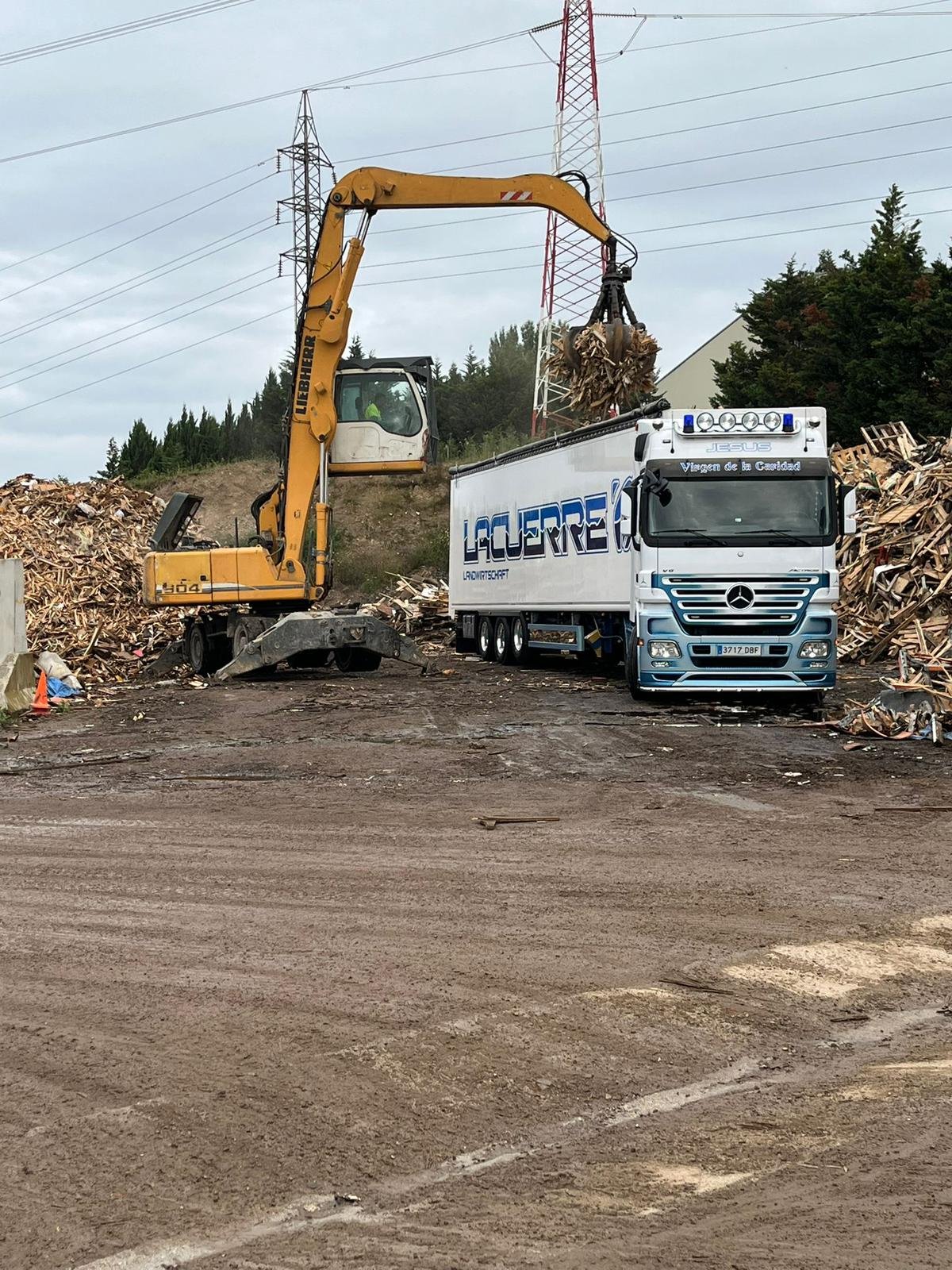 Camión Mercedes-Benz Actros en operación de carga