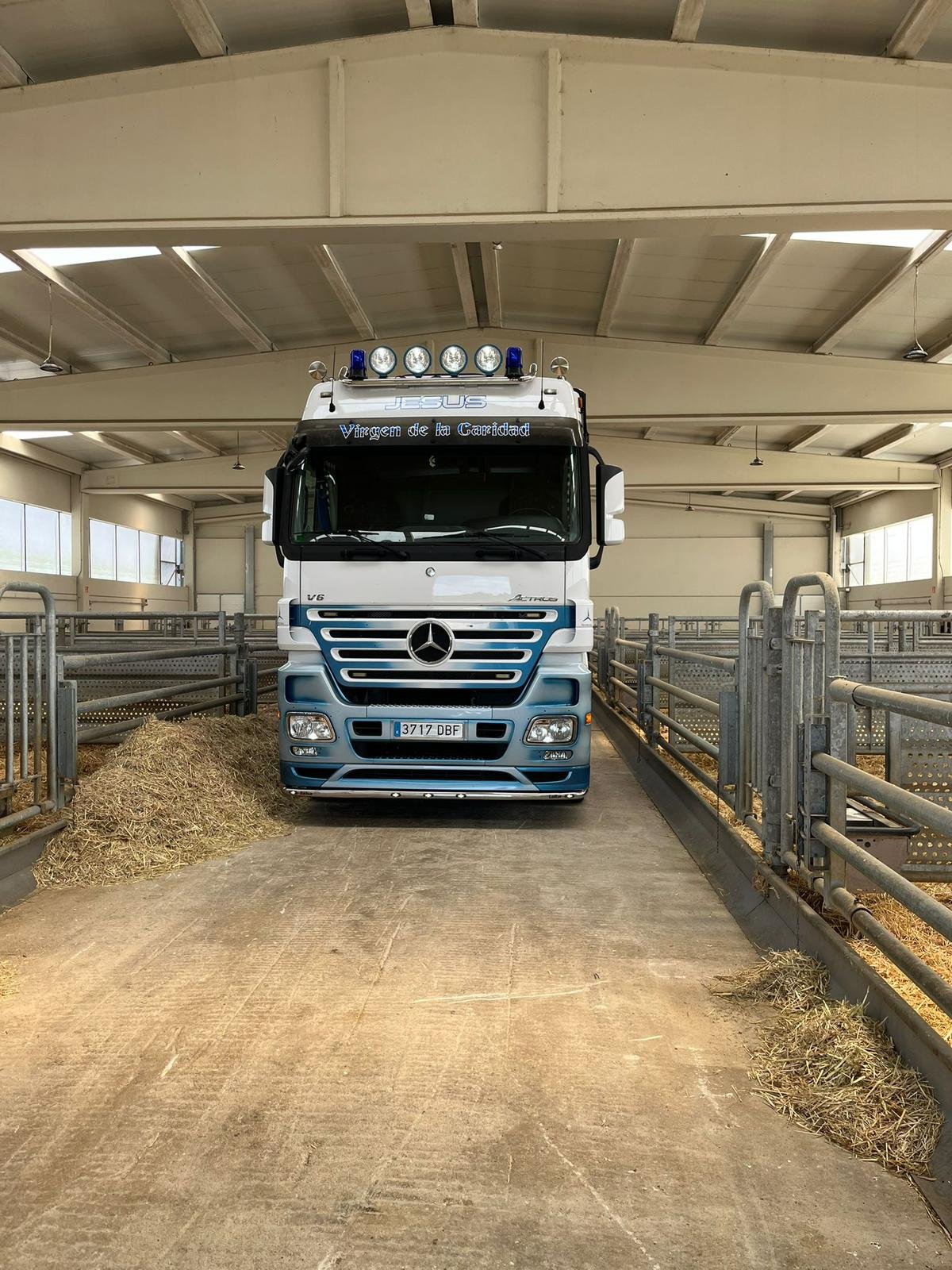 Mercedes-Benz Actros de Lacuerre Landwirtschaft en nave agrícola